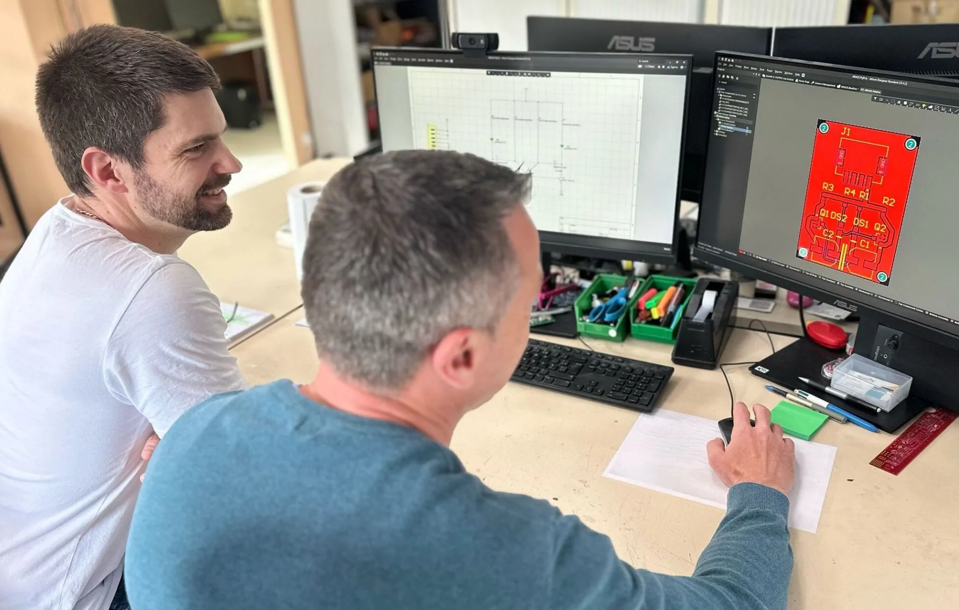 Franck MILLAN et Jean-Michel DUGUE en plein routage d'un circuit électronique.