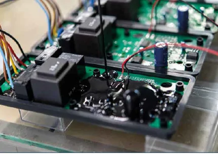 Résinage de cartes électroniques dans leurs boîtiers.